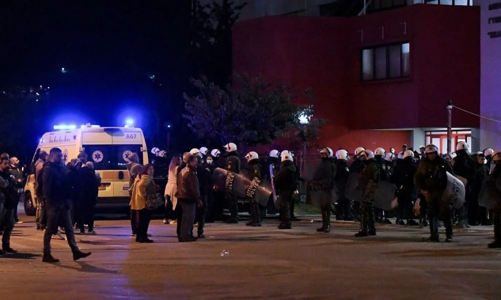 Επεισόδια στου Ρέντη: Εντοπίστηκαν μαχαίρια και εκτοξευτήρας στο κλειστό γυμναστήριο- Η ΕΛ.ΑΣ ερευνά για αποτυπώματα